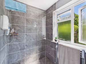En suite shower - click for photo gallery